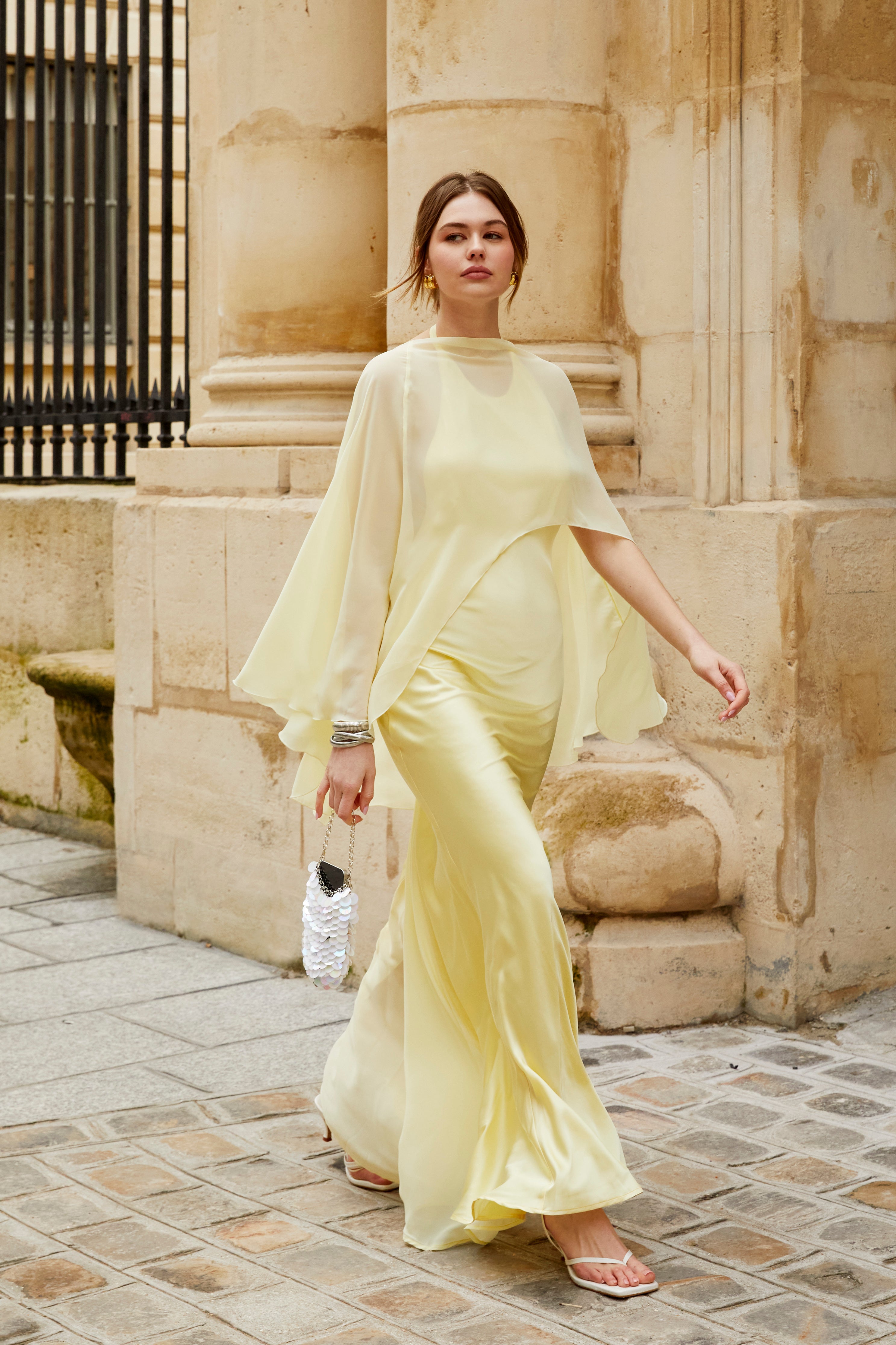 Robe longue en satin avec étole en chiffon - jaune