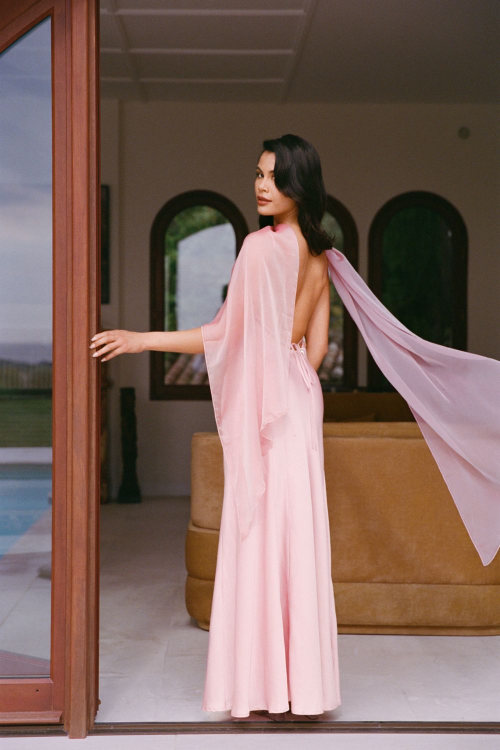 Robe dos nu en satin avec pendentifs - rose