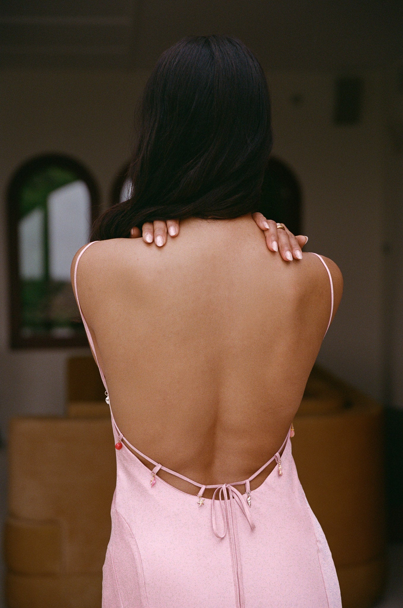 Robe dos nu en satin avec pendentifs - rose