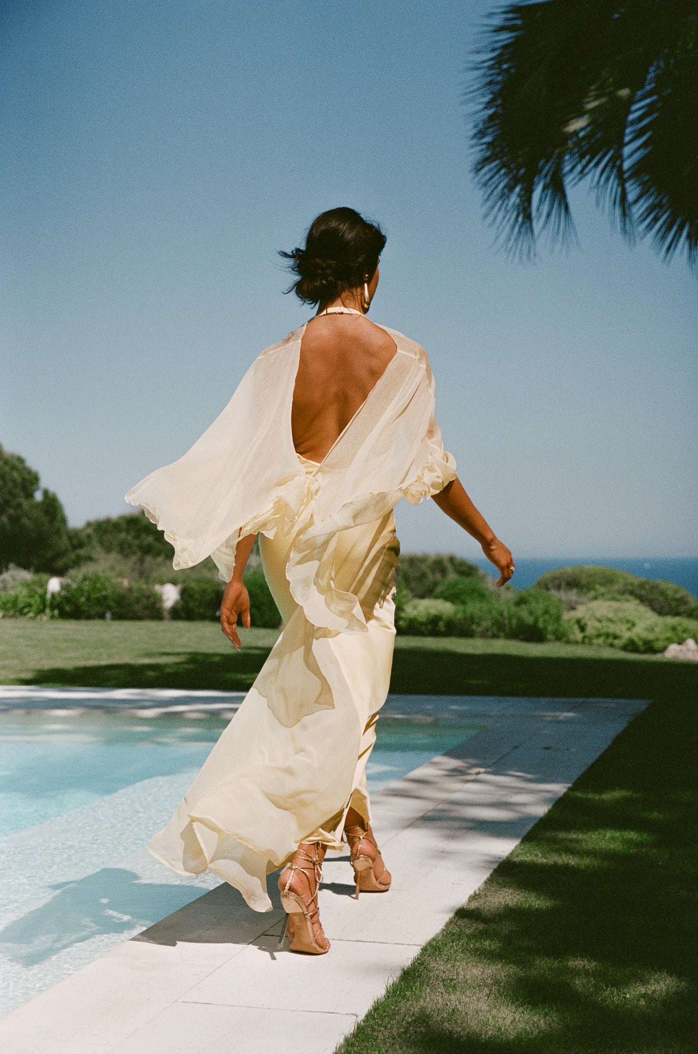 Robe longue en satin avec étole en chiffon - jaune