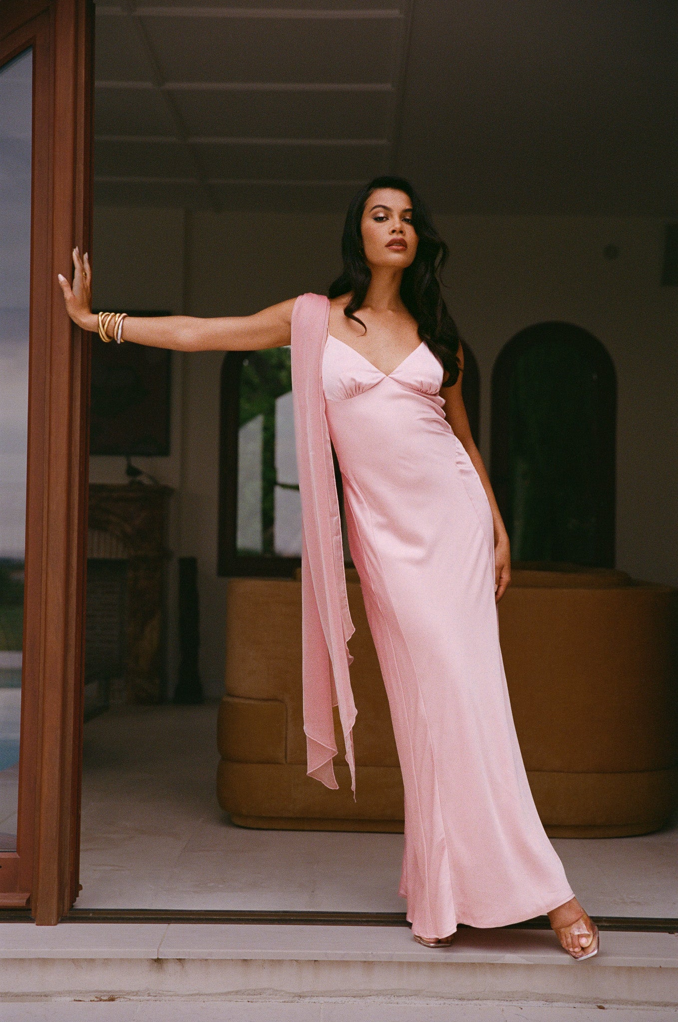 Robe dos nu en satin avec pendentifs - rose