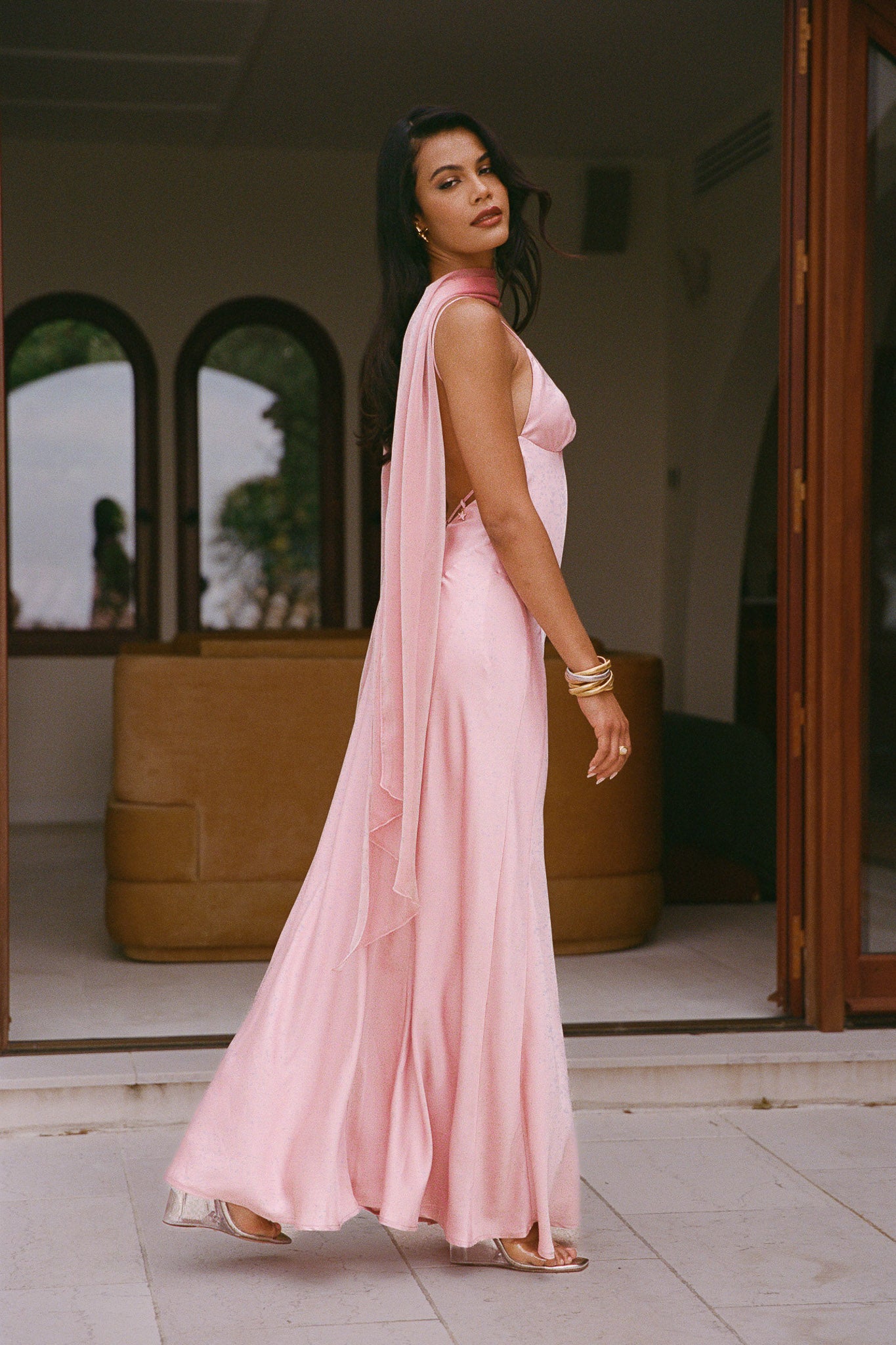 Robe dos nu en satin avec pendentifs - rose
